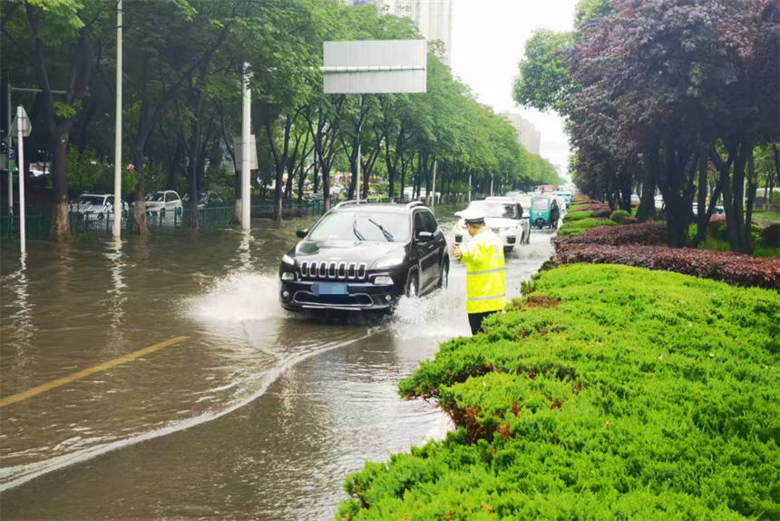 仙桃交警在积水路段加强警力值守和交通疏导。