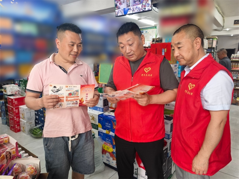 稽查员在零售户店内宣传烟草专卖法律知识。