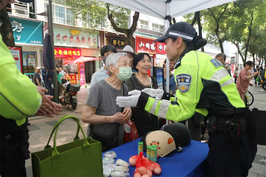 湖北交警在现场组织趣味活动向市民宣讲交通安全知识