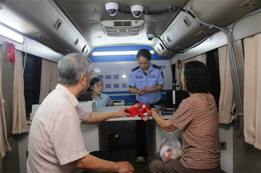 现场设置“流动车管所”为市民办理车驾管业务