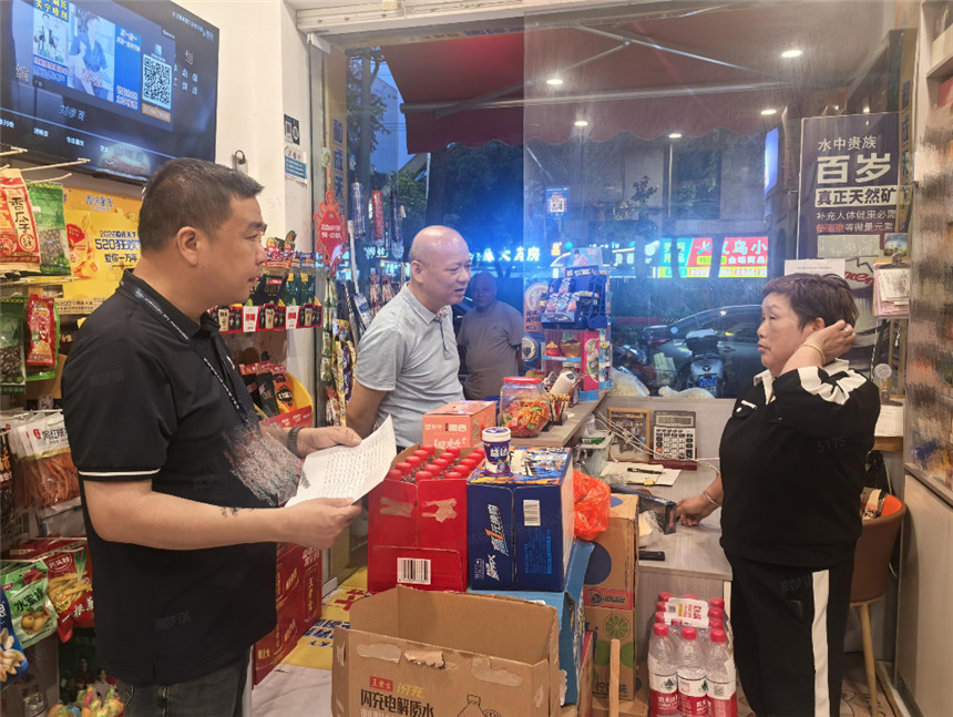团风县局开展重点区域夜间巡查。