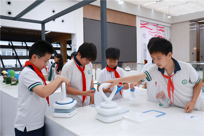 洪山区第五小学学生来校观展。芮雨欣摄