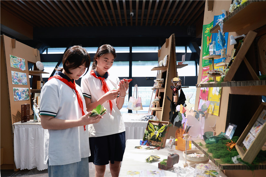 洪山区第五小学学生来校观展。芮雨欣摄