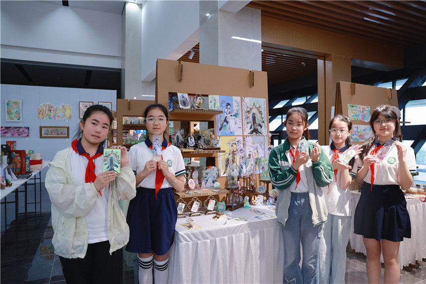 洪山区第五小学学生来校观展。芮雨欣摄