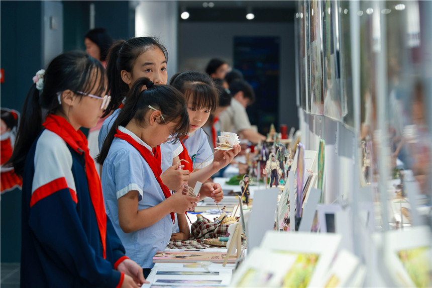 洪山区鲁巷实验小学建和分校学生来校观展。余佳琪摄
