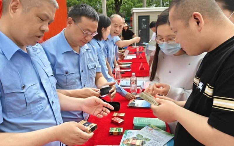 工作人员深入社区开展普法宣传活动。陈捷摄