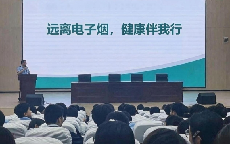 工作人员在学校开展宣讲活动。朱辉摄