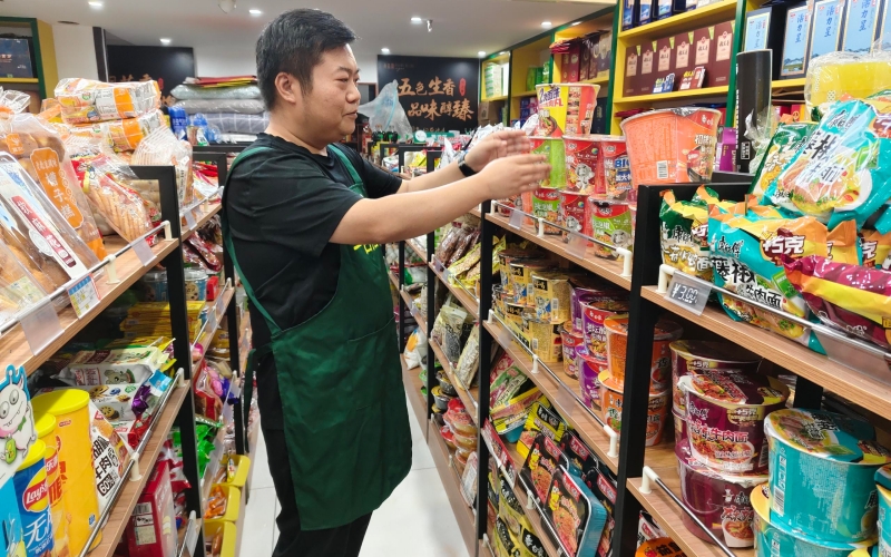 工作人员在张先勇店内开展服务。