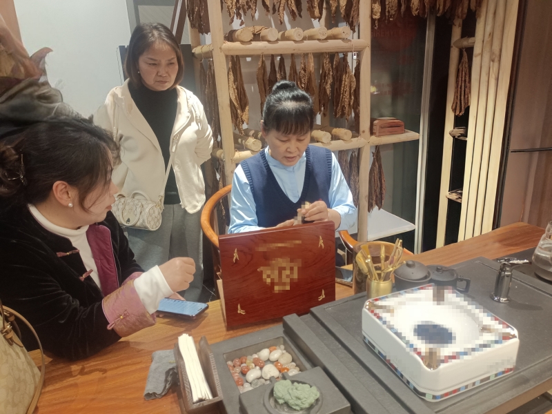 张凤玲向优秀同行学习经验。