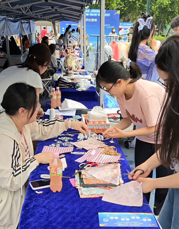 学生沉浸式体验科研成果。