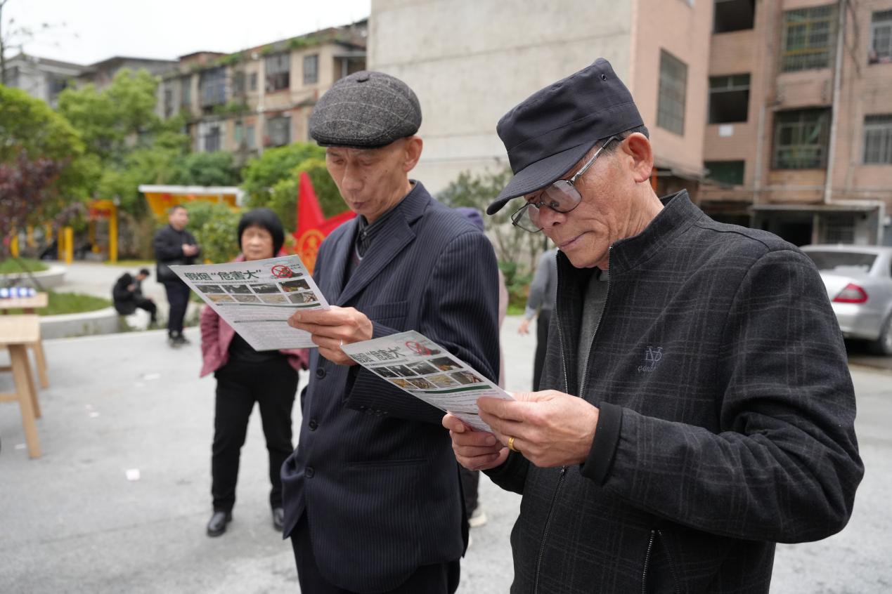 现场居民了解真假烟宣传页。