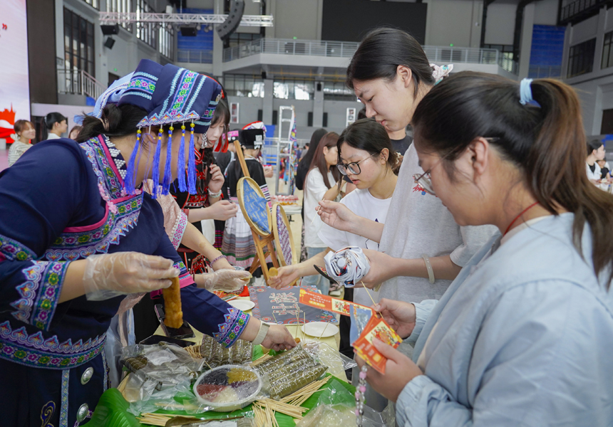 石榴花开别样红 一场民族文化节里的“大思政课”【3】