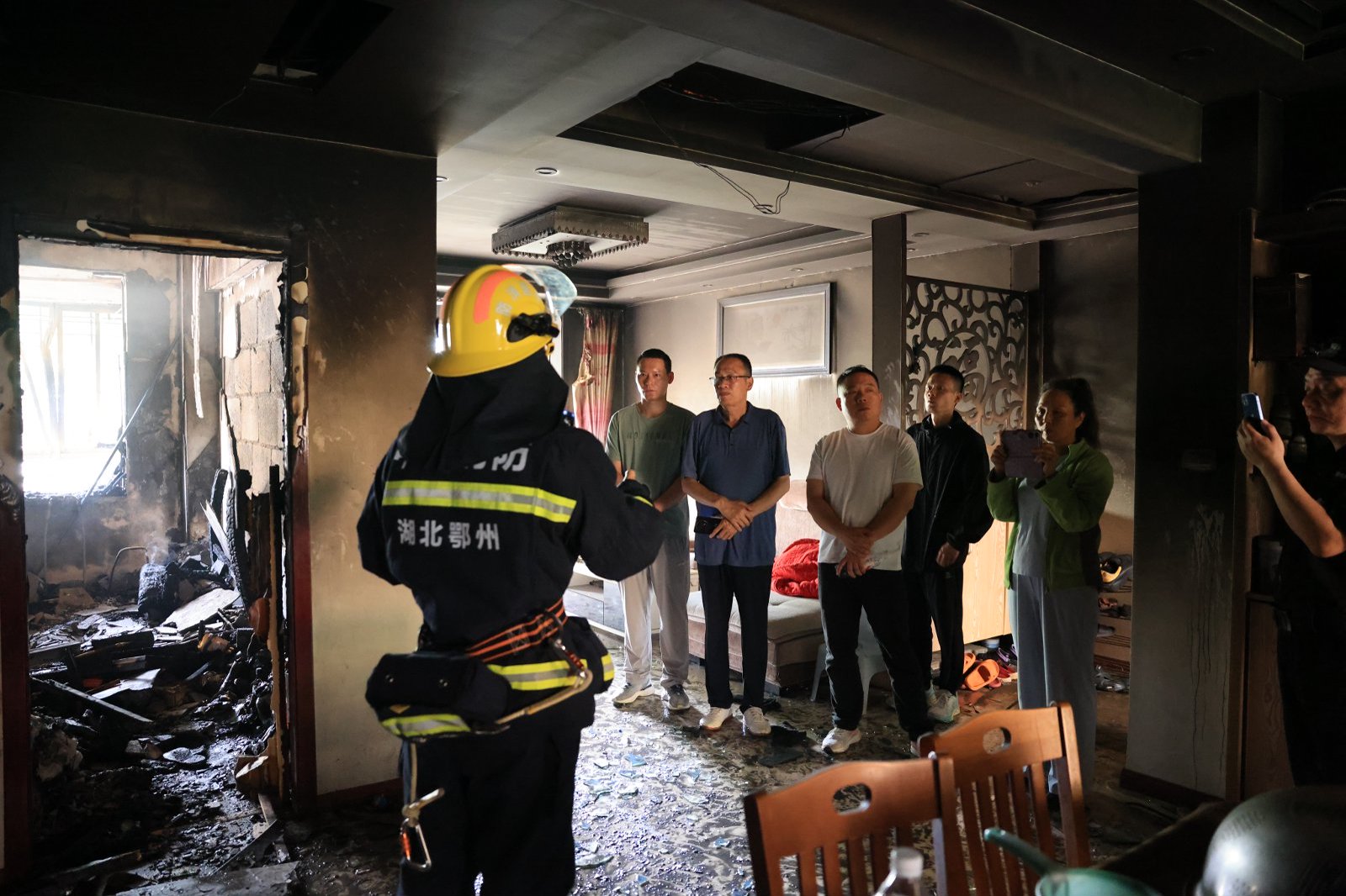 鄂州市消防救援人员面向居民开展火灾事故警示教育 刘洋