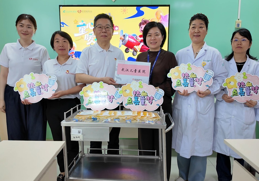 武漢血液中心將“愛心血小板”送到同濟、協和、兒童醫院及亞心總醫院。武漢血液中心供圖