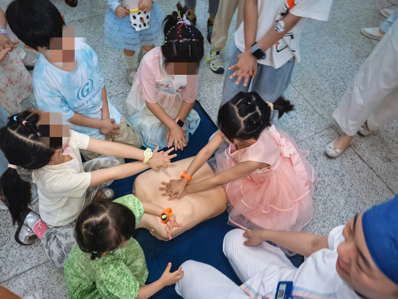小朋友正在学习急救知识。武汉市第五医院供图