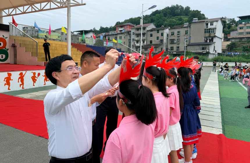 “凤凰头饰点彩仪式”现场。赵莹摄