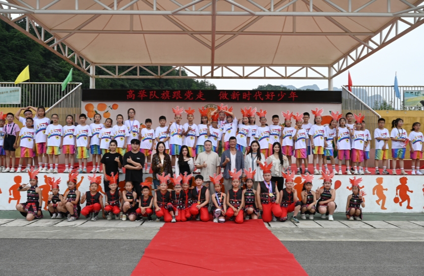 武汉工商学院师生与救师口小学师生开心合影。皮崇岑摄