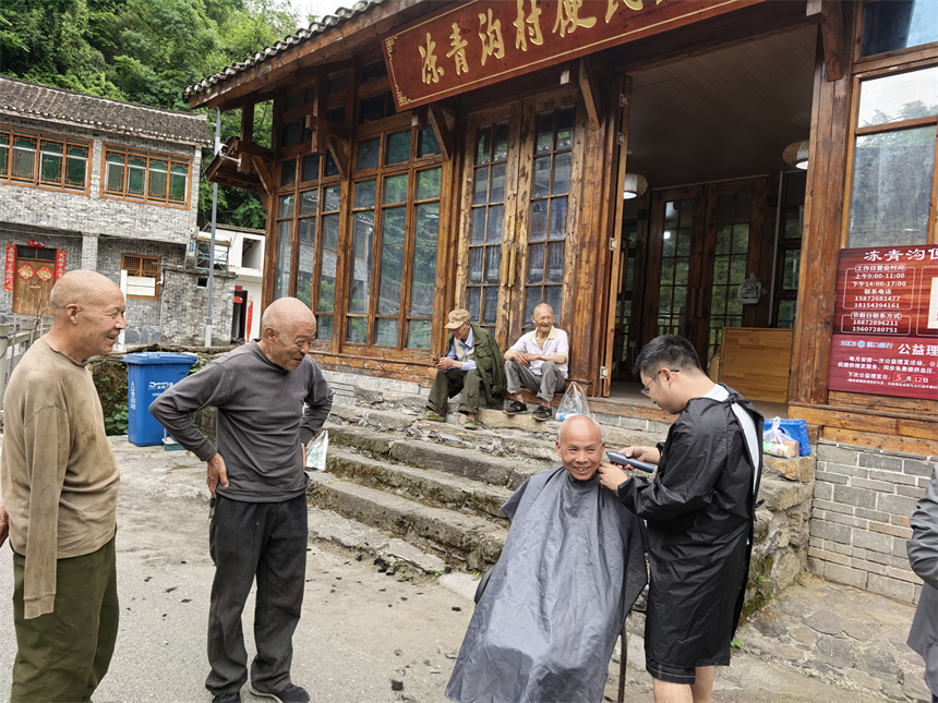 凍青溝村的村民們正在排隊等候理發。