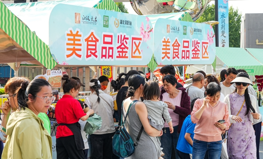 荊楚糧油進社區：家門口品米香，書卷換糧香
4月18日，“荊楚糧油”社區推廣活動走進武漢市洪山區張家灣街道保利上城薈小區。

