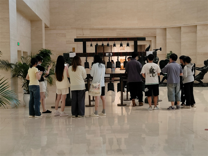 学生参观郑州商都遗址博物院。