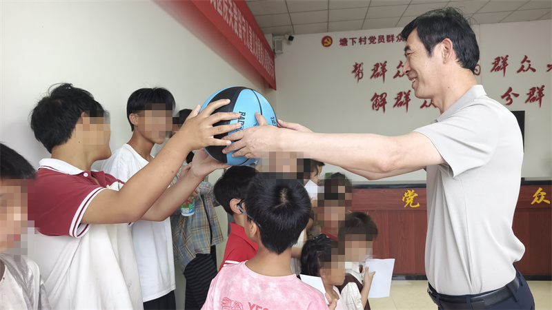 县人民医院专家为留守儿童送体育用品。程思摄