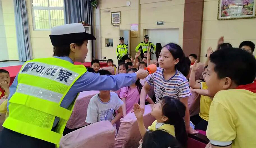 武漢交警在橋頭小學開展交通安全宣講，以互動問答的形式，讓孩子們掌握安全出行知識。