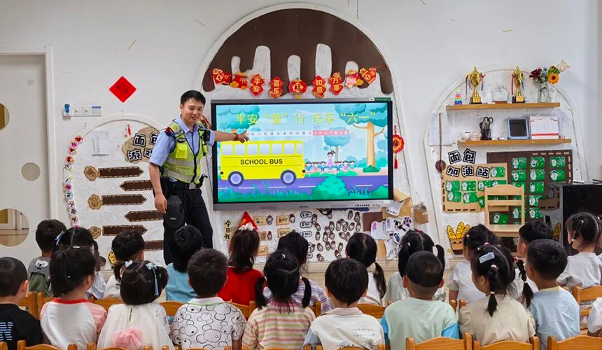鄂州交警走進第一幼兒園，講解如何識別紅綠燈、橫過馬路等實用交通安全知識。