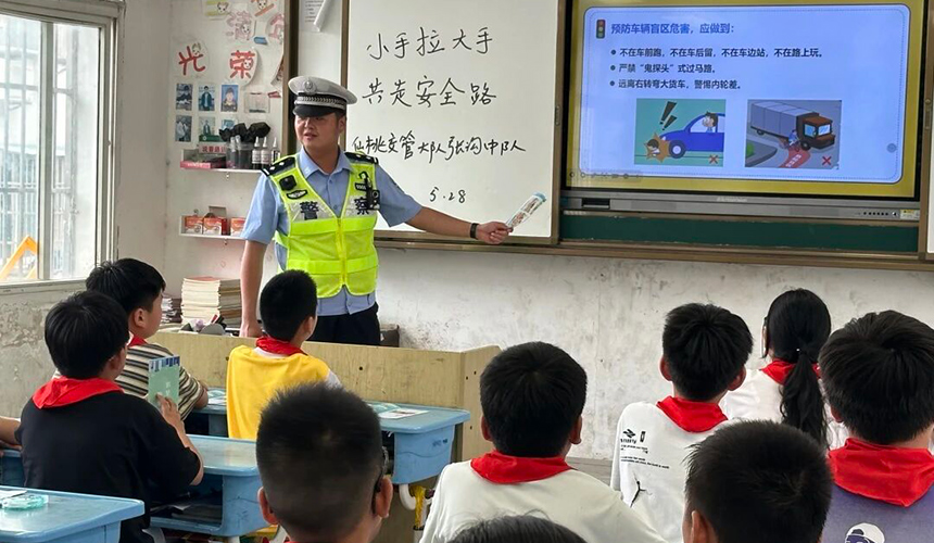 仙桃交警走進張溝鎮第一小學，宣講交通安全知識。