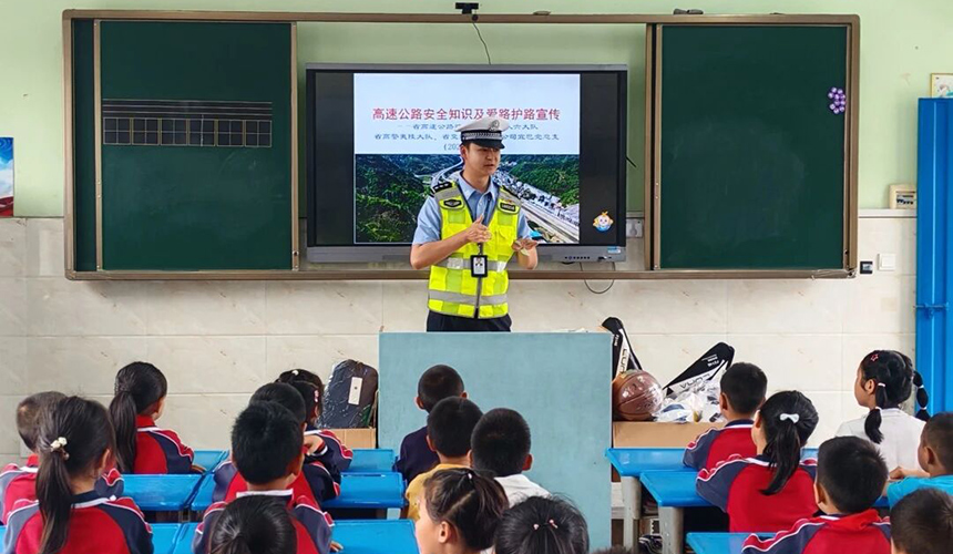 高警五支隊聯合路政部門，走進霧渡河鎮中心小學開展交通安全宣講。