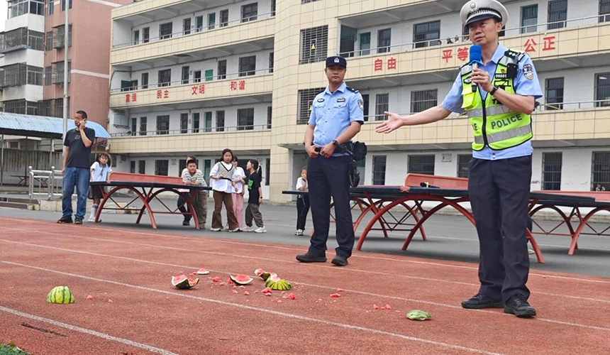 襄陽交警在古驛中心小學，以西瓜戴頭盔實驗向孩子們直觀展現安全頭盔的重要作用。