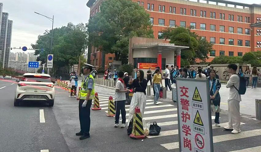 十堰交警在鄖陽中學設立“護學崗”，在上、下學高峰時段，組織民輔警疏導交通，維護秩序。