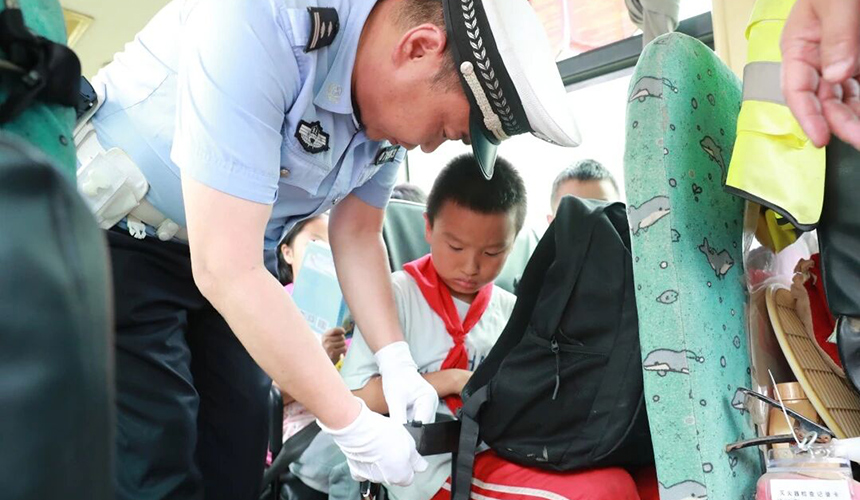荊門交警前往掇刀區高新學校附近路段、麻城小學開展校車檢查。