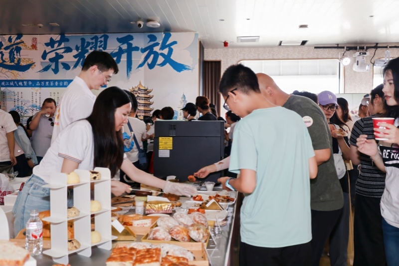 与会嘉宾品尝产品