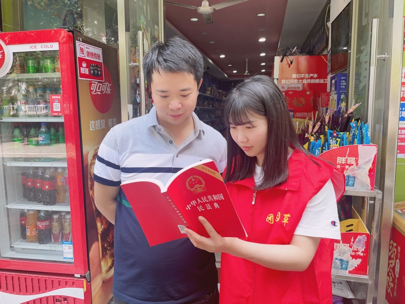 普法志愿者走进卷烟零售门店，开展民法典线下宣讲活动，面对面为零售商户答疑解惑、普及法律知识。