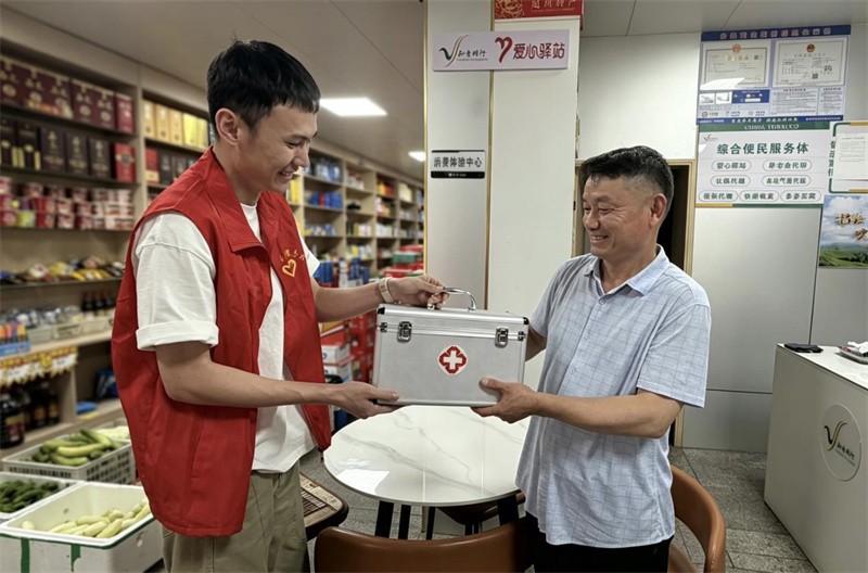 志愿者上门送“安全便民包”。