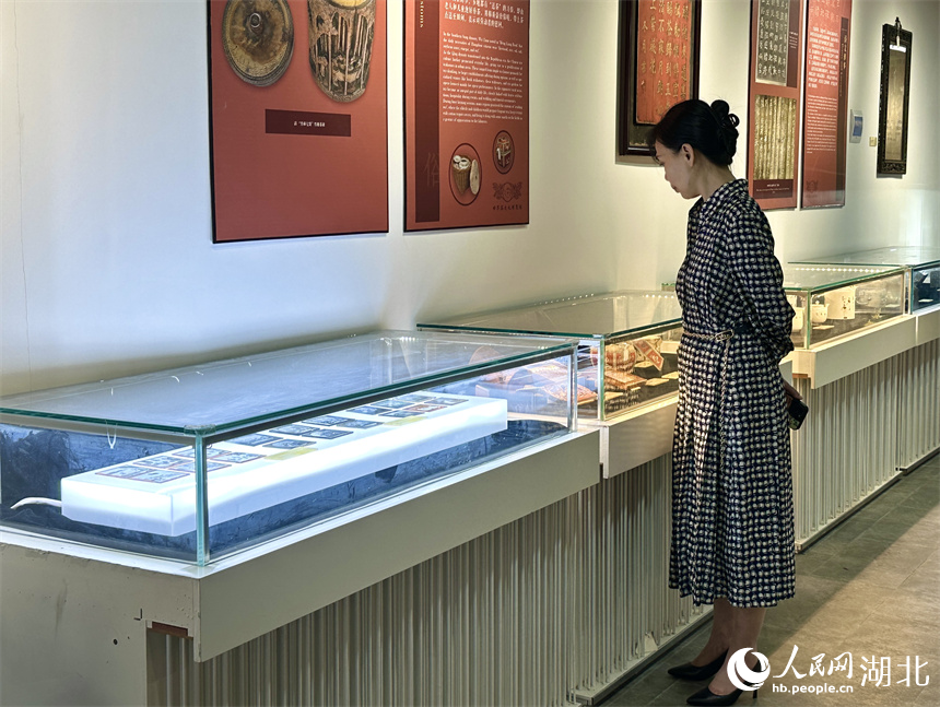 市民在展品前驻足。人民网 彭昀迪摄