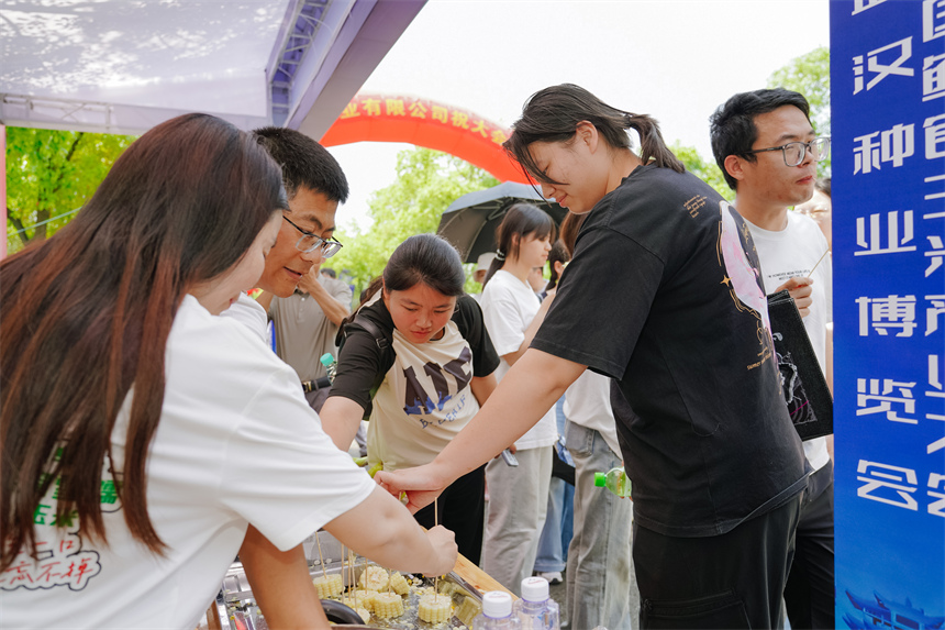 種業客商等爭相品嘗鮮食玉米。陳志攝