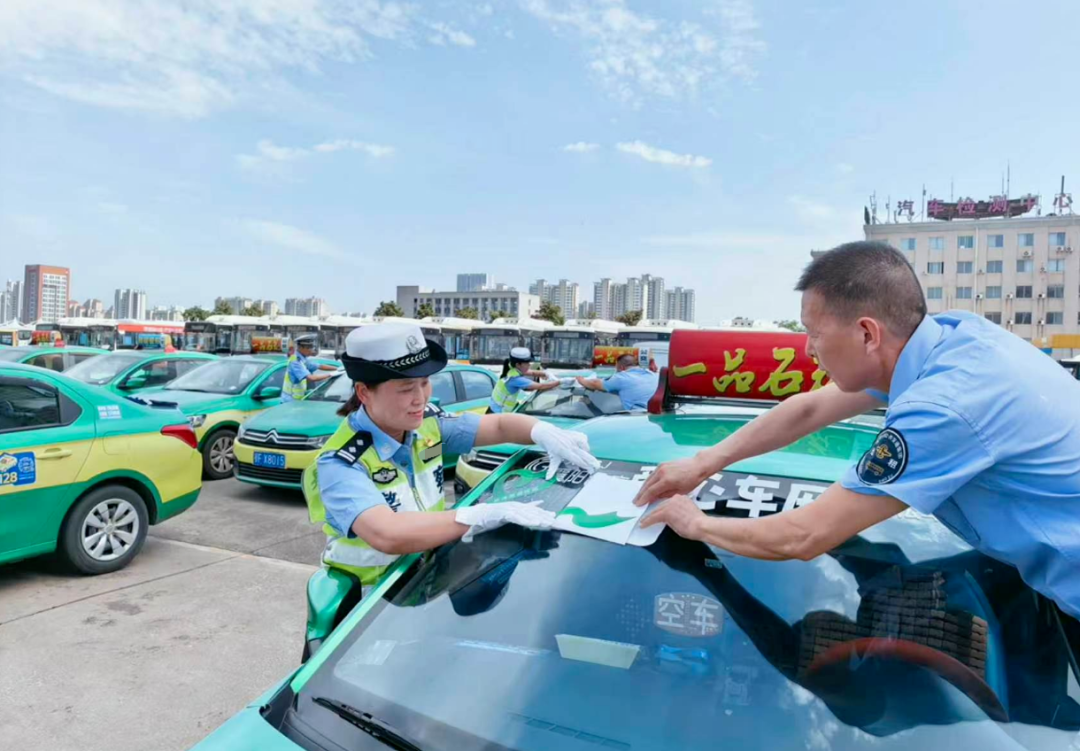 襄阳交警统筹500辆出租车与私家车组成“绿丝带”爱心护考队