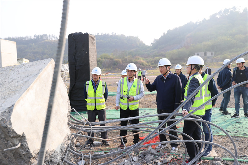 谢先启院士带领团队在位于江夏的精细爆破野外实验基地开展爆破实验。朱磊摄