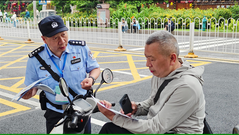 民警向陪考家长开展涉考反诈宣传。