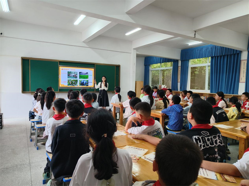 團隊成員為安樂井小學學生開展“童心護糧·糧安吾安”糧食安全科普課。