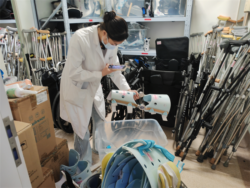 工作人員在對護具進行清點和登記。