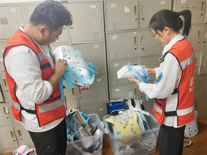 急救站醫護人員正在檢查各類支具。