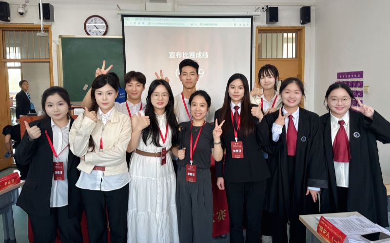 参赛队员与指导老师合影。