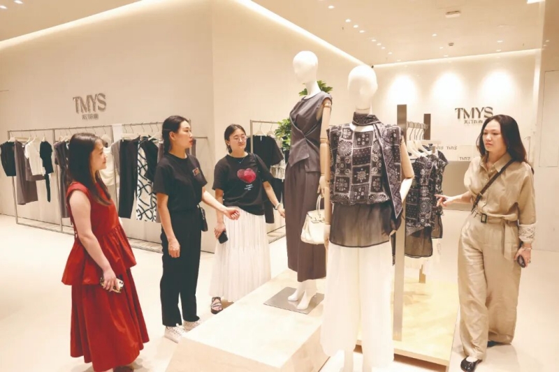 市民在“天门衣尚”品牌馆内选购服饰。