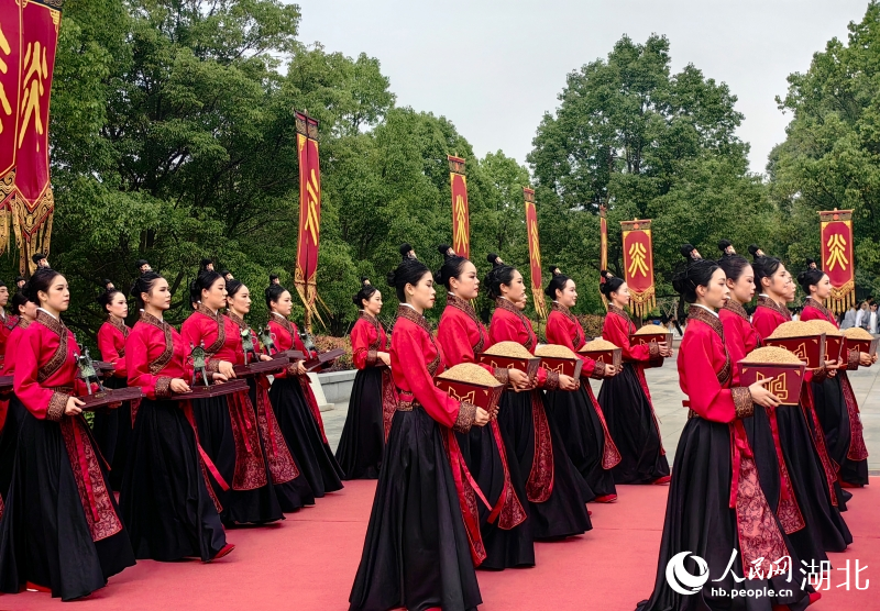 手持五谷。人民网记者 张颖摄