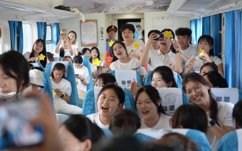 湖北幼儿师范高等专科学校的师生登上武汉5866次环线列车。