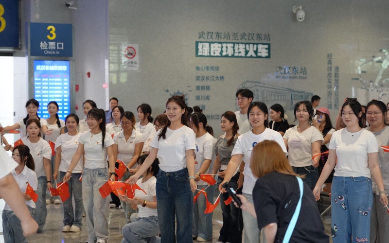 学生们登上武汉5866次环线列车庆祝毕业。
