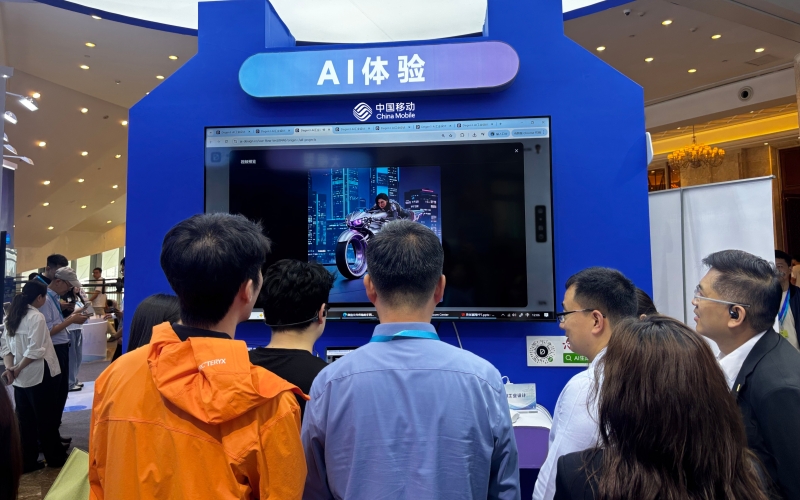 湖北移动AI体验展区吸引观众驻足体验、深入了解。
