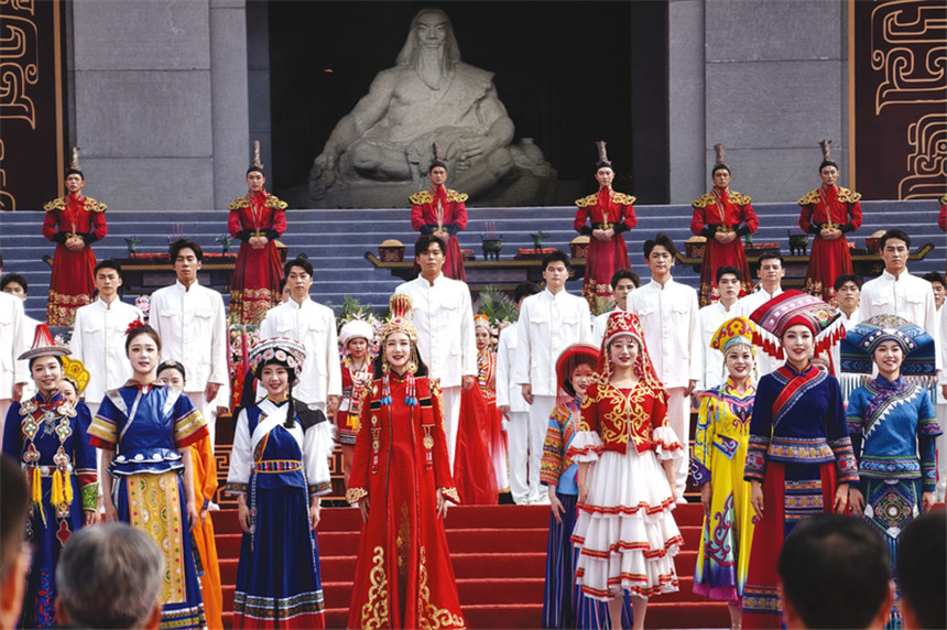 丙午年拜谒炎帝神农大典上，身着56个民族服饰的炎黄子孙唱响《炎帝大歌》。